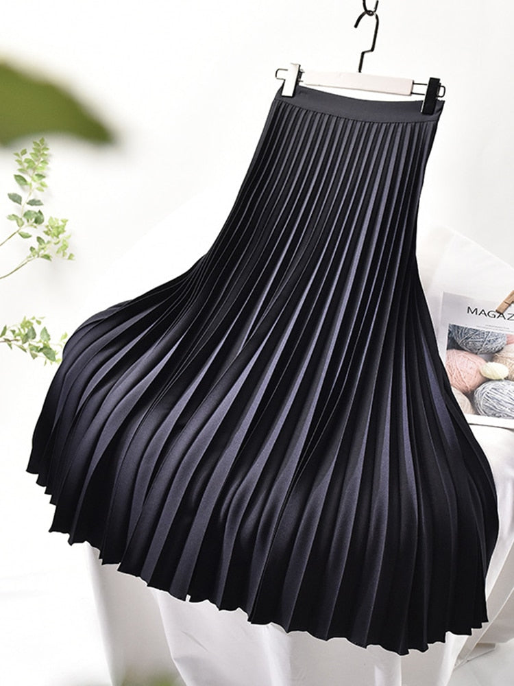 Fashionable women's high waist pleated skirt, offering an elegant & comfortable fit. Ideal for a chic summer look.