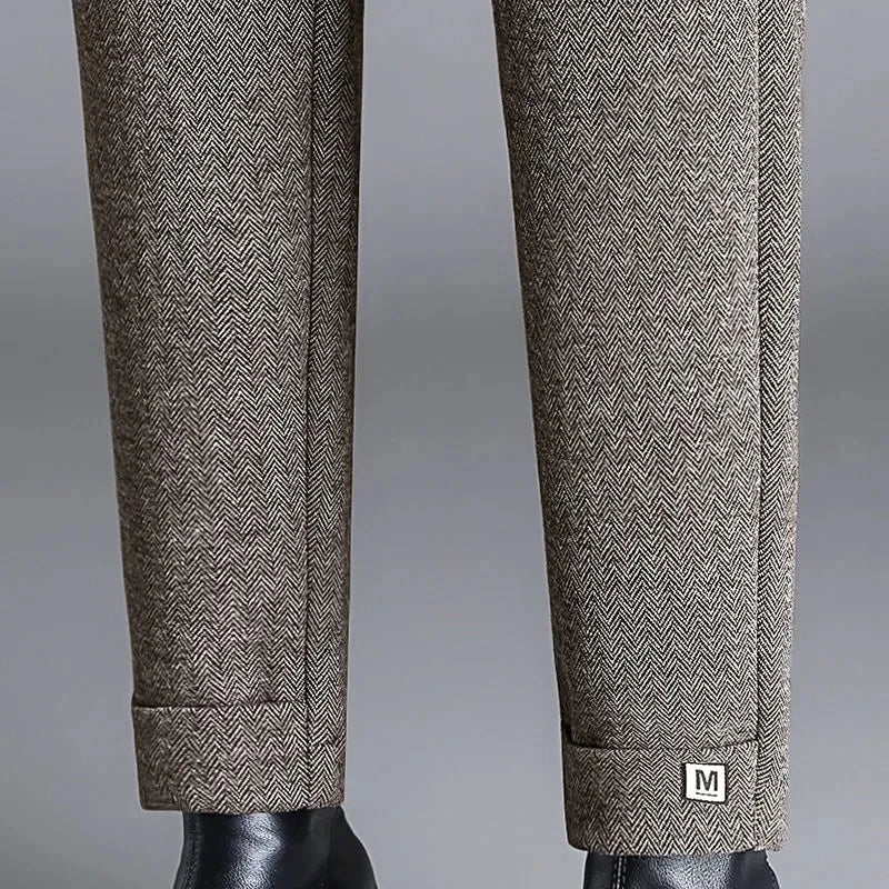 High-waisted women's herringbone trousers, a comfortable and stylish slim fit, excellent for versatile styling.