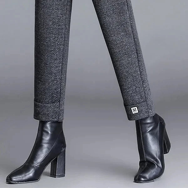 Descriptive image of women's tailored herringbone pants, emphasizing quality and modern fit for any occasion.