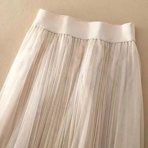 Stylish women's pleated midi skirt, high-waisted A-line cut. A spring/summer fashion essential for versatile wear.