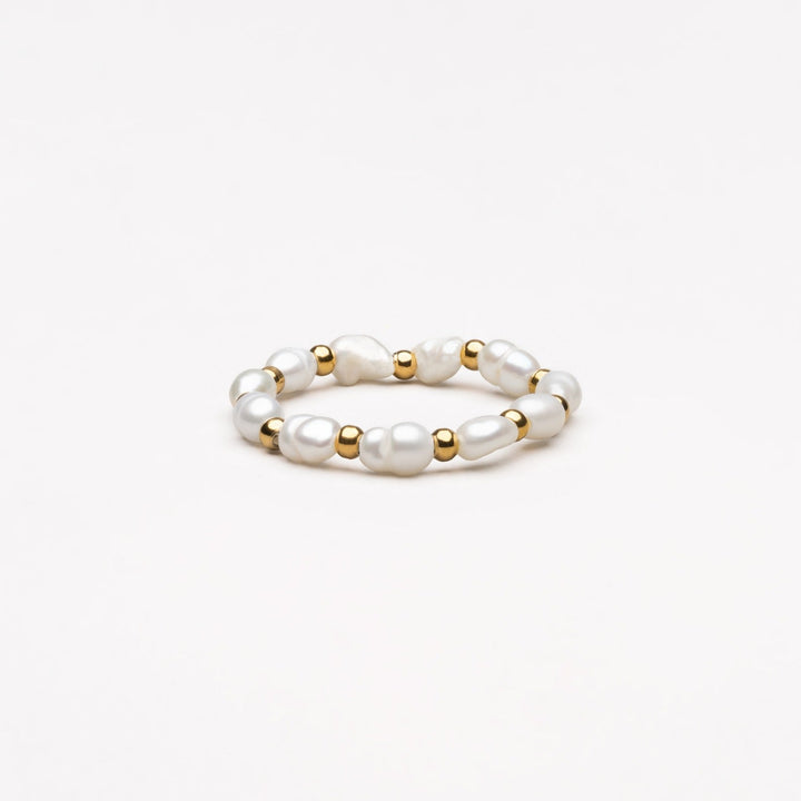 Elegant women's Isle ring, a timeless minimalist fashion accessory for daily wear. Perfect gift jewelry.
