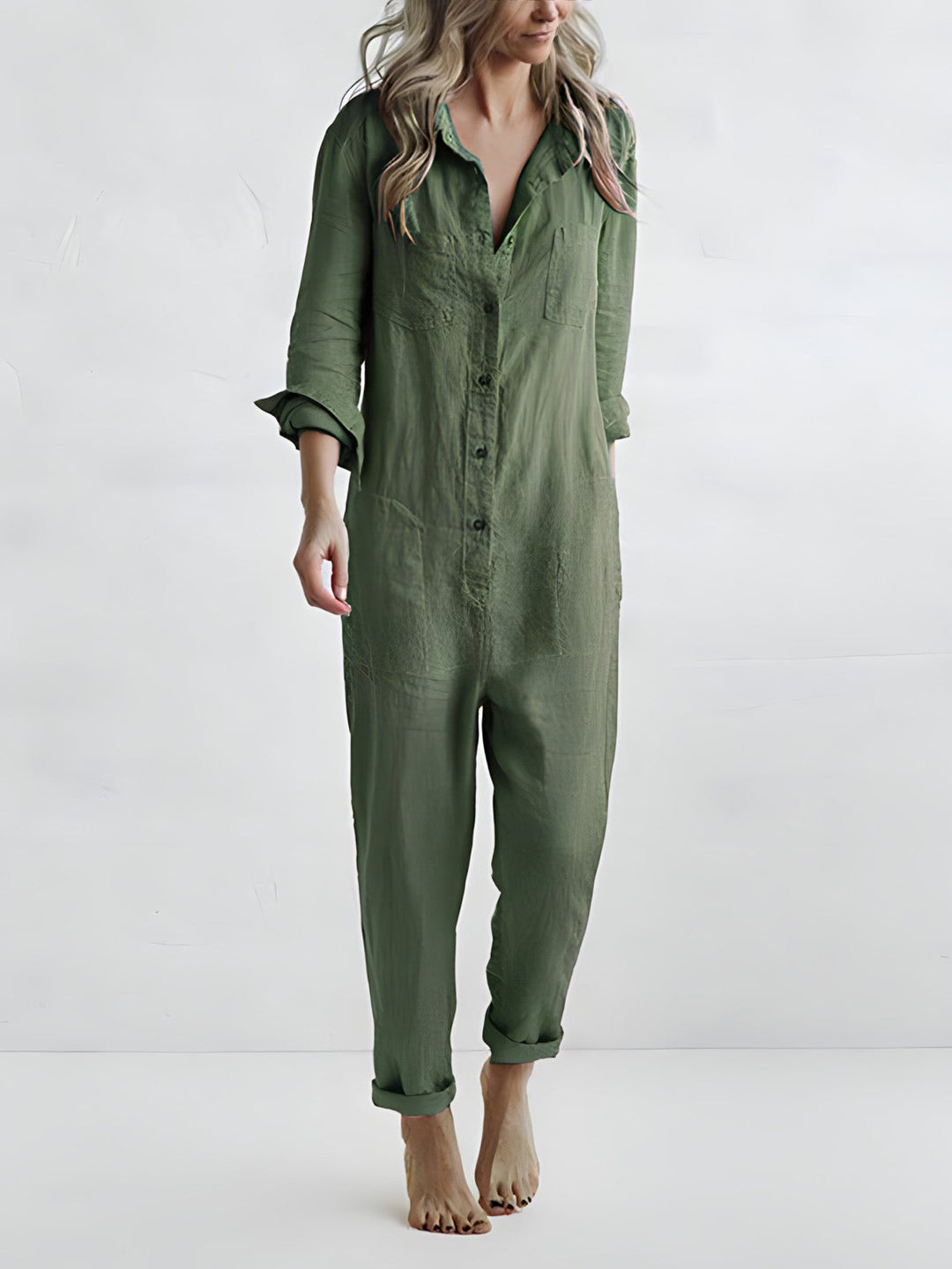 Versatile women's apparel: an elegant solid color jumpsuit with a fashionable reversible collar and long sleeves.