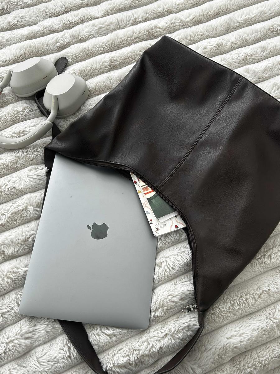 Chic women's laptop tote bag. Versatile design for office, travel & daily essentials. Elegant & secure carryall.