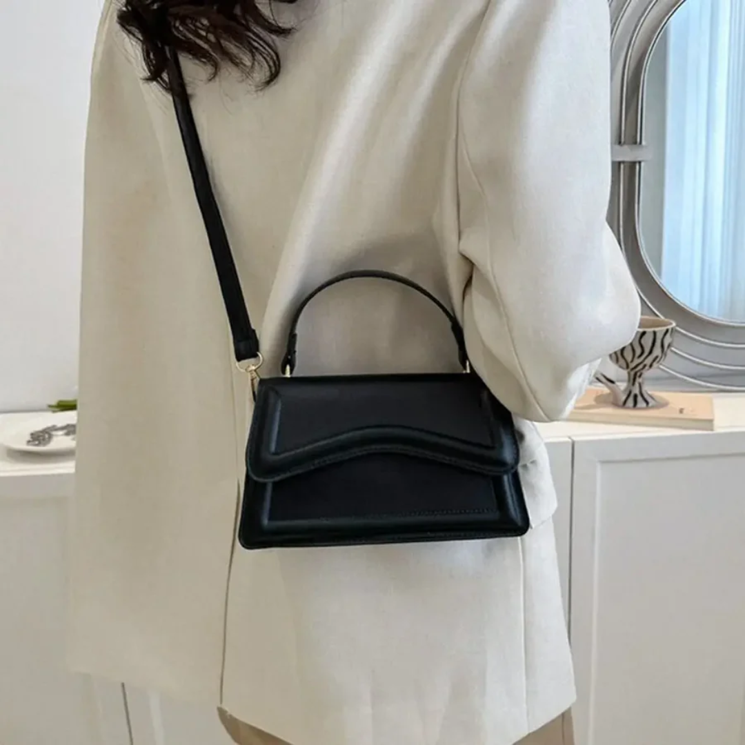 Stylish women's leather shoulder bag, an elegant handbag & versatile purse.