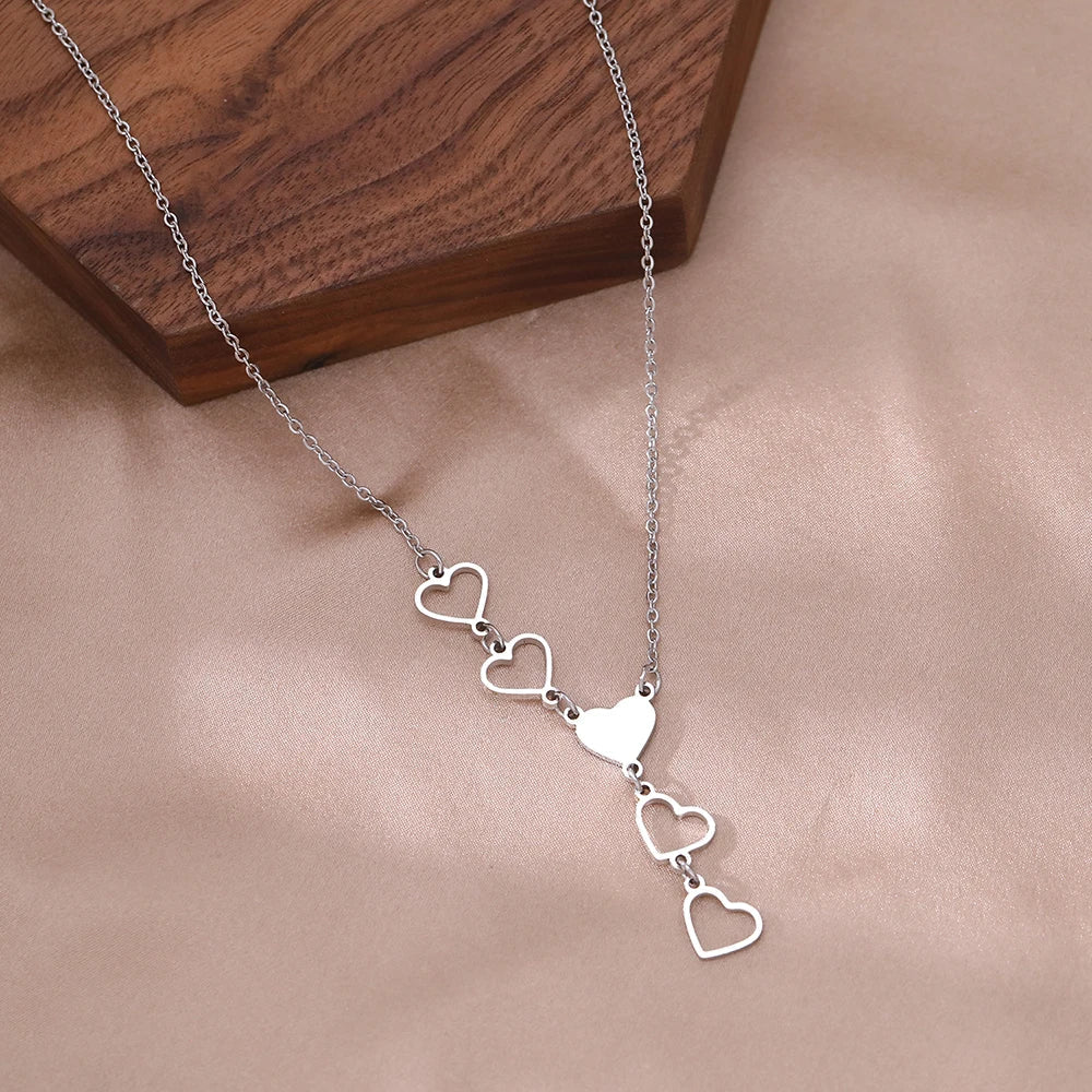 Stylish women's linked heart gold & silver necklace, elegant and versatile, a perfect fashion accessory.