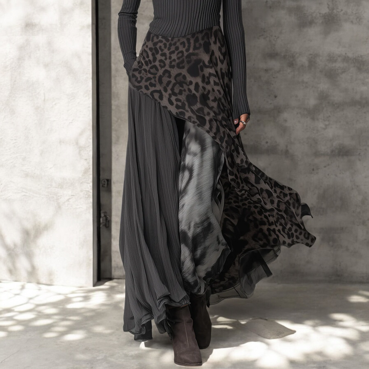 Comfortable women's long dress featuring stylish leopard print details, ideal for both casual and elegant wear.