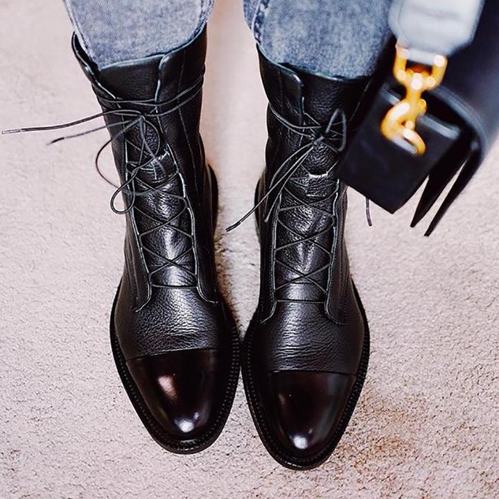 Chic women's high heel boots, embodying luxury and comfort for a trendy, elegant style.