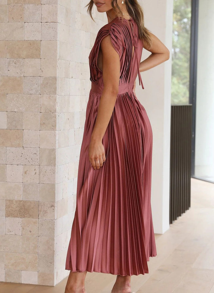 Flowing elegant maxi dress for women, perfect for versatile summer fashion and parties.