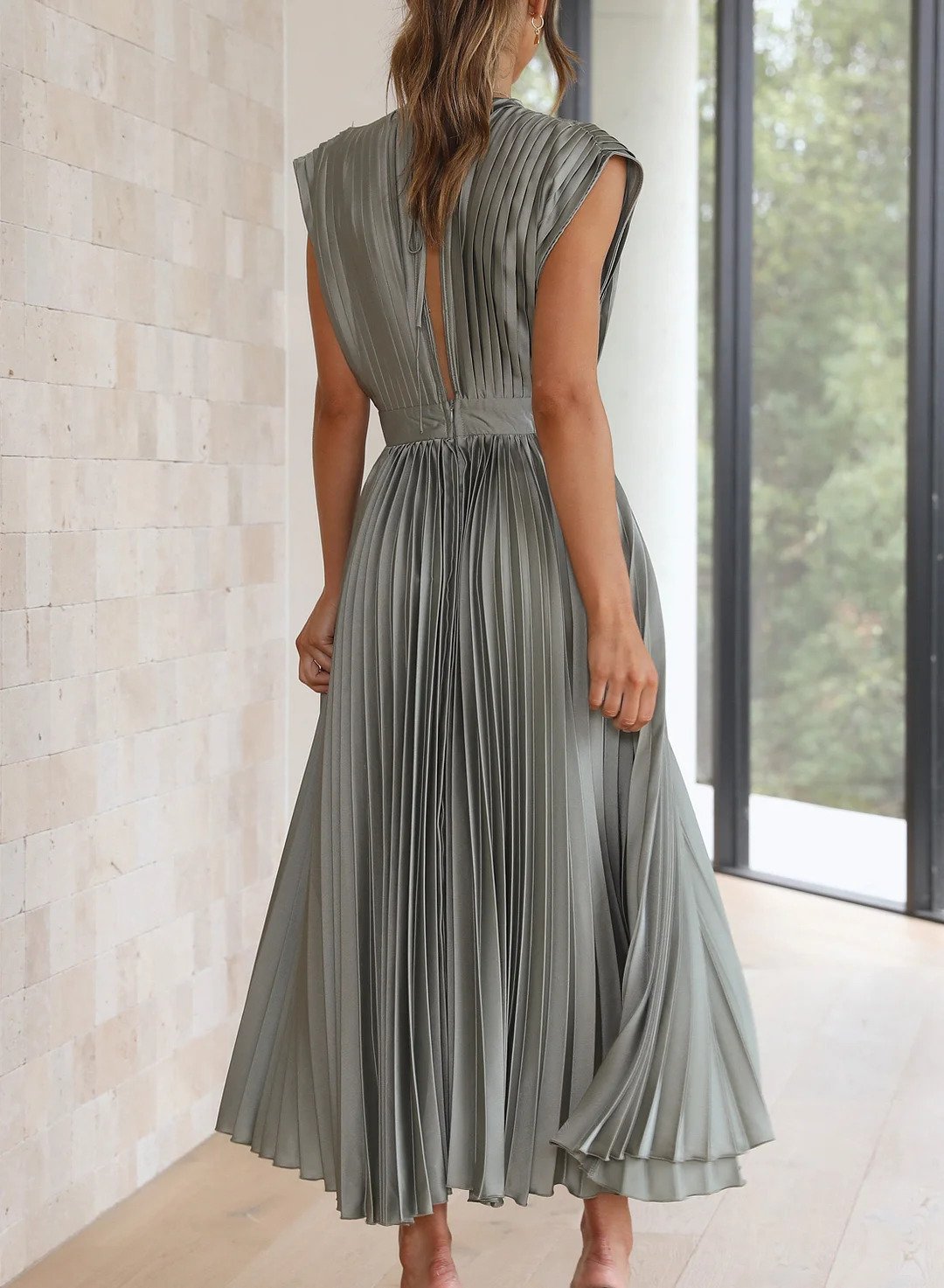 Comfortable women's short sleeve maxi dress, ideal for elegant casual & versatile summer style.