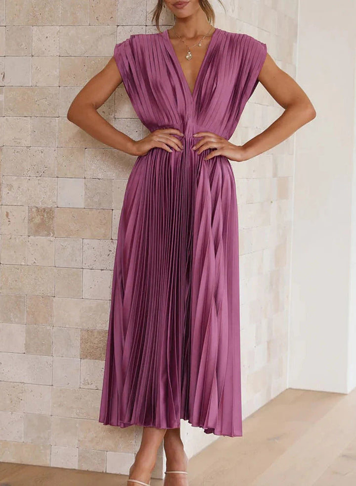 Elegant versatile women's maxi dress, with a flowing design and comfortable short sleeves.