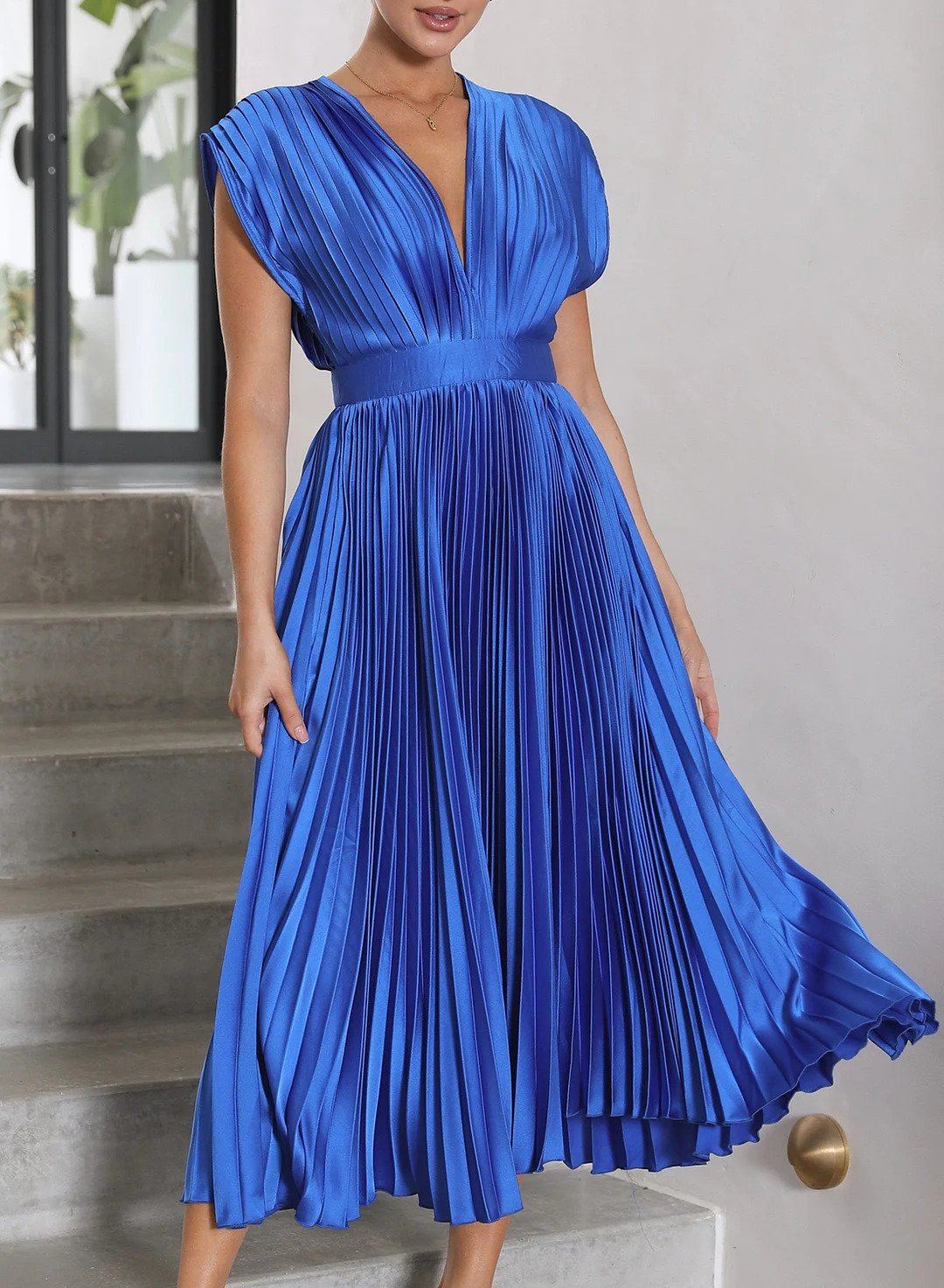 Versatile flowy maxi dress, an elegant choice for women's summer parties or daily comfort.