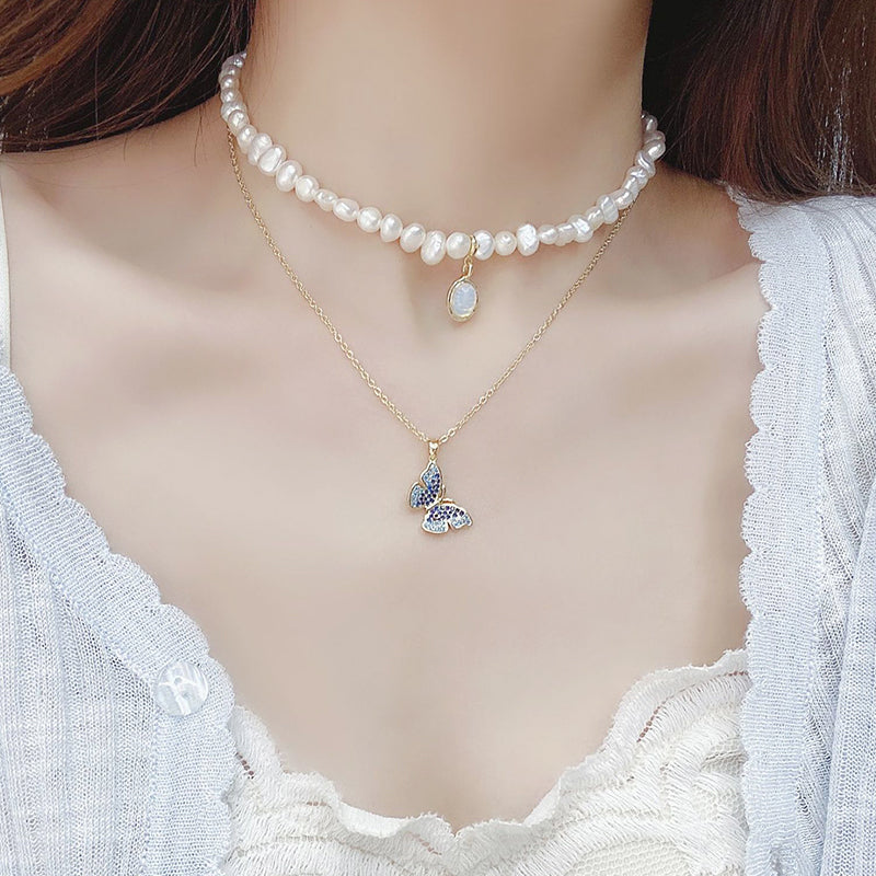 Delicate short pearl necklace for women, featuring mini pearls and a unique charm. Elegant and classic jewelry.