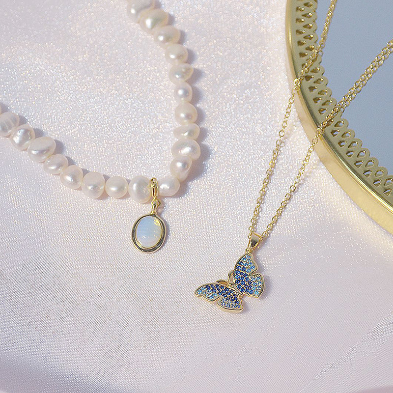 Chic women's mini pearl necklace, a perfect gift. This short charm necklace adds a touch of classic elegance.