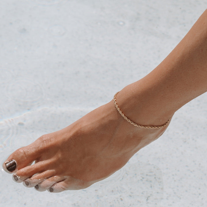Dainty women's chain anklet, minimalist design. Elegant adjustable gold or silver foot accessory jewelry.