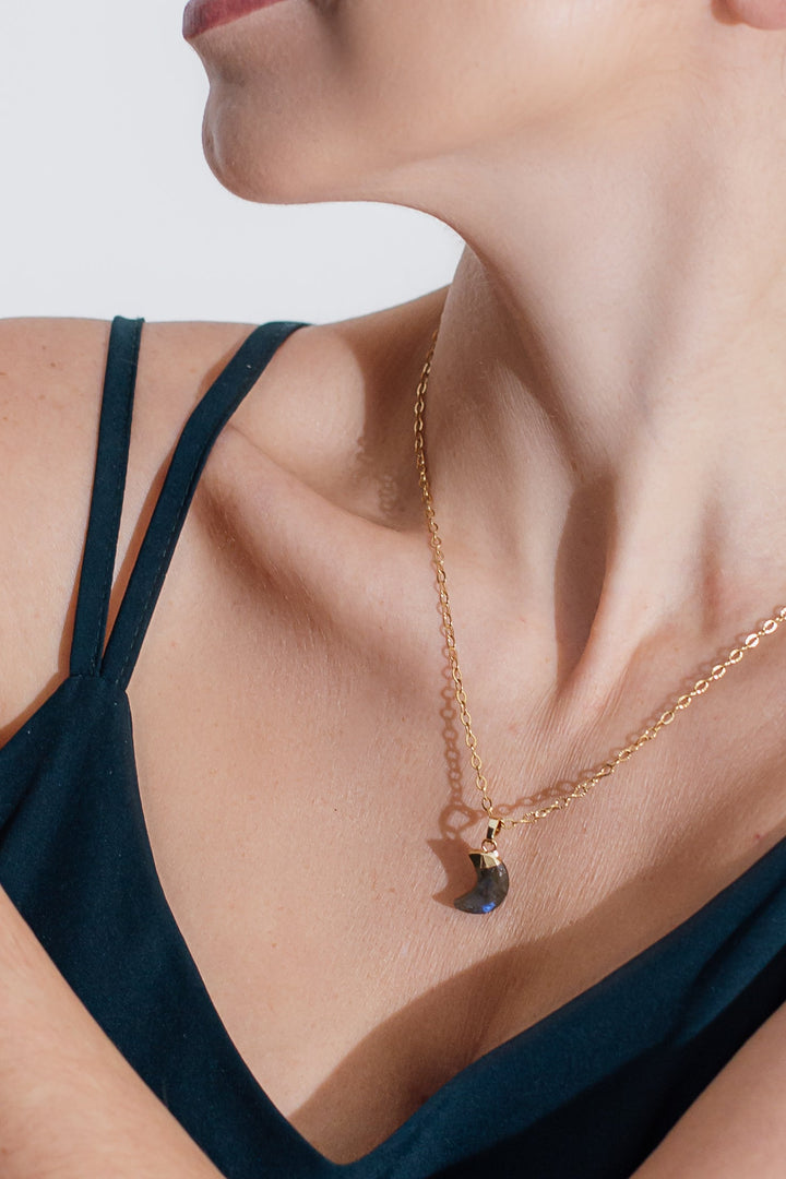 Healing Moonstone gemstone necklace for women, promoting calm & spiritual balance.
