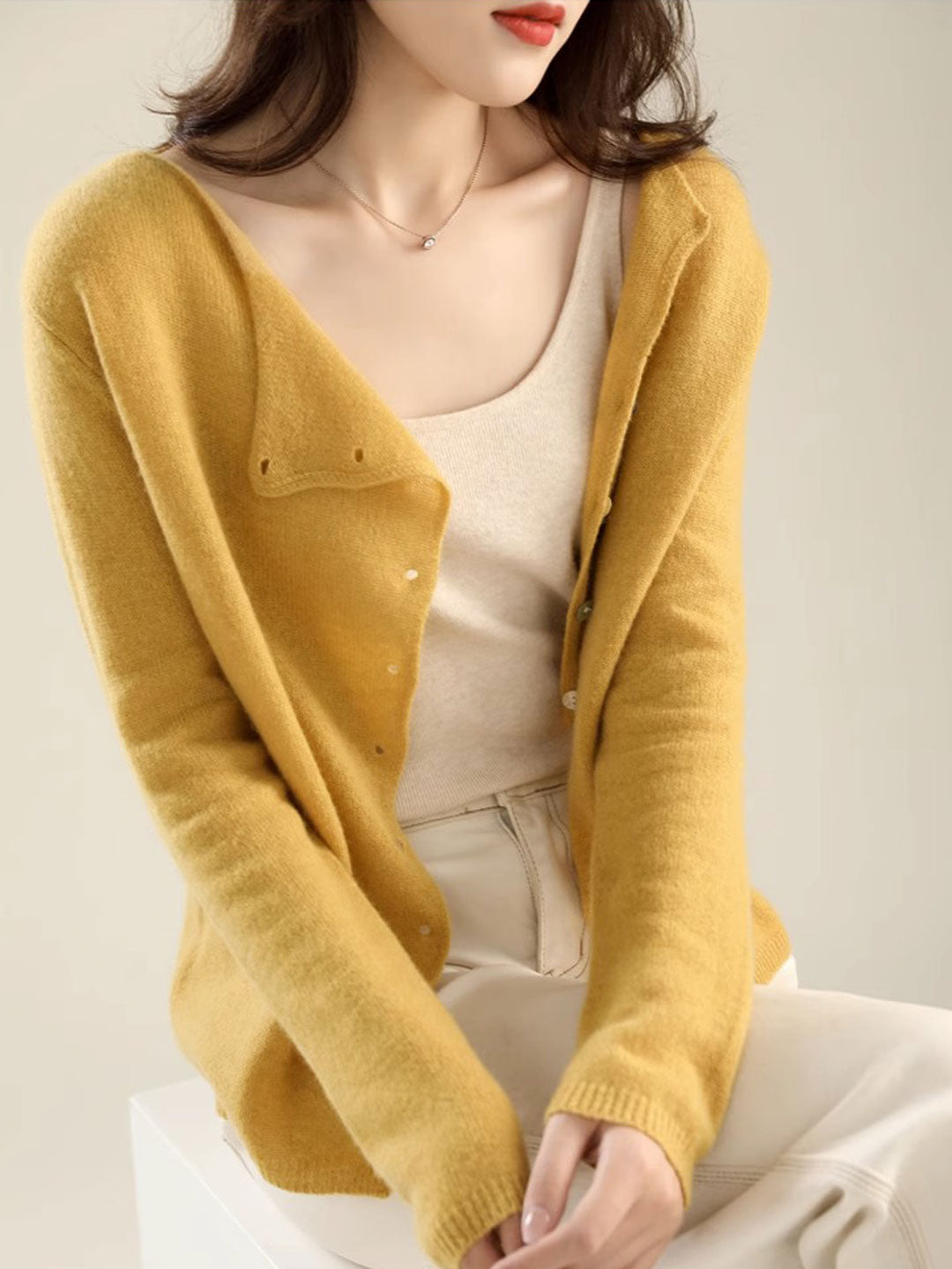 Chic women's open-front long-sleeve cardigan. Versatile layering piece for elegant everyday style.
