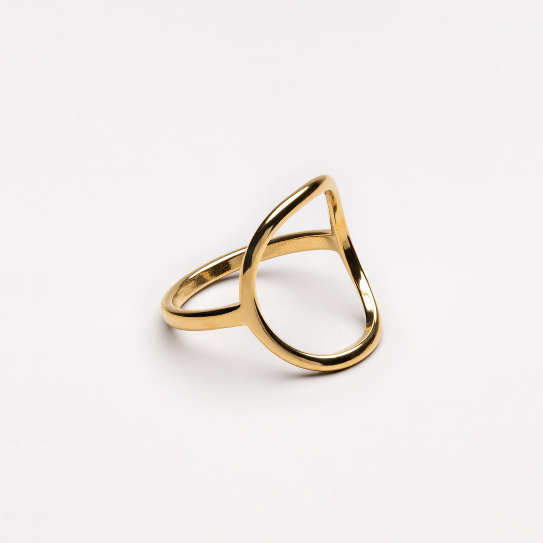 Elegant women's oval ring, perfect for everyday wear. Available in gold & silver options.