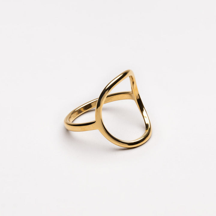 Elegant women's oval ring, perfect for everyday wear. Available in gold & silver options.