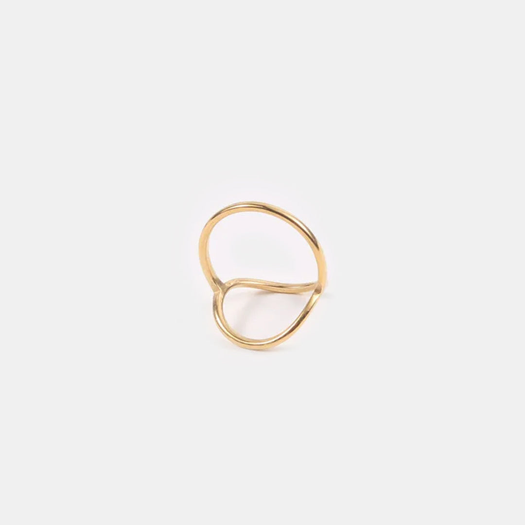 Chic minimalist women's oval ring, a gold fashion accessory for subtle elegance.