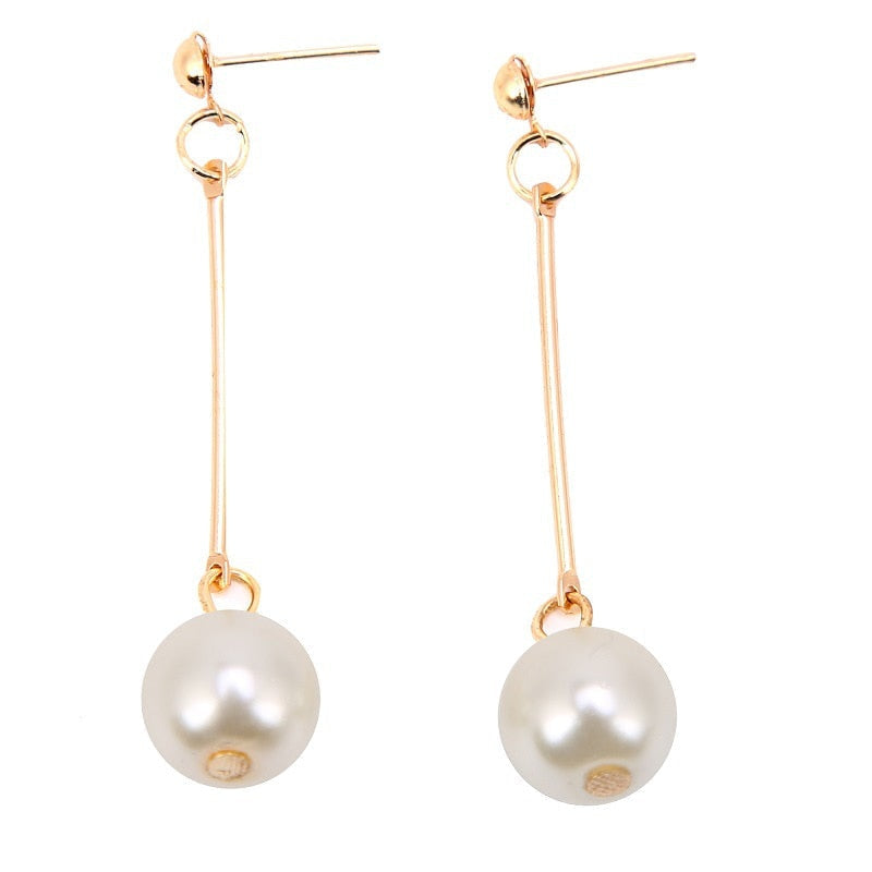 Women's elegant pearl drop earrings, featuring a sophisticated luxury design. Handcrafted gold-plated jewelry.