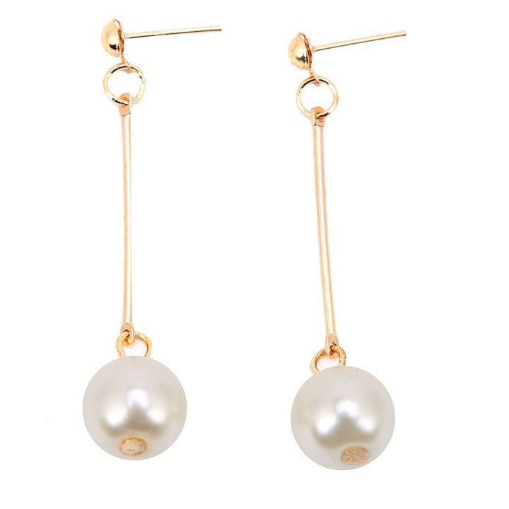 Women's elegant pearl drop earrings, featuring a sophisticated luxury design. Handcrafted gold-plated jewelry.