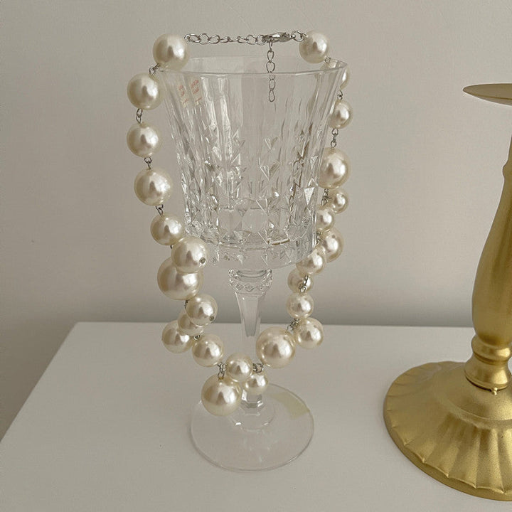 Versatile women's pearl necklace, an elegant fashion accessory to elevate any outfit with classic style.
