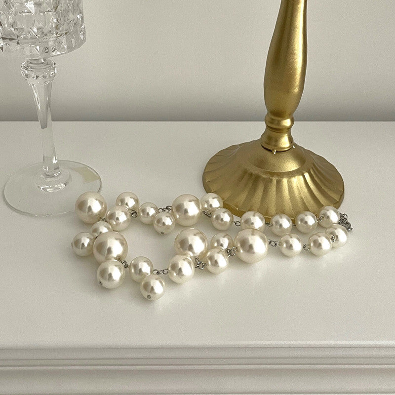 Chic women's elegant pearl necklace, a perfect classic jewelry piece for special occasions or daily elegance.