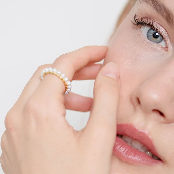 Elegant women's pearl ring, a timeless and refined jewelry piece, perfect as a versatile fashion accessory.