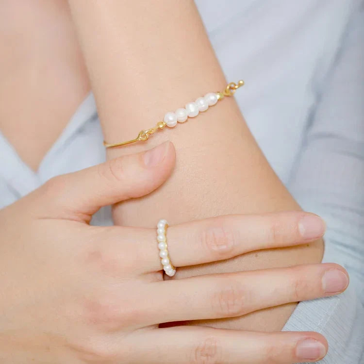 Refined silver pearl ring for women, a minimalist and elegant accessory, ideal as a gift for her.