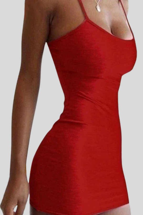 Chic women's sleeveless halter dress featuring elegant pleats. A flattering midi design for sophisticated style.