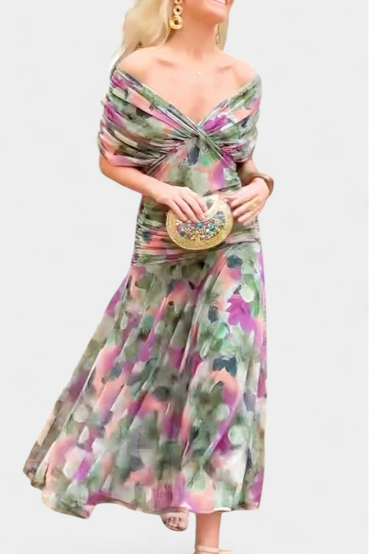 Women's evening dress: elegant pleated maxi gown with a V-neck, ideal for formal parties.