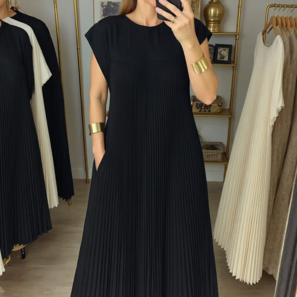 Comfortable women's pleated maxi dress, an elegant and flowing choice for day-to-night wear.