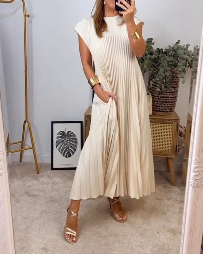 Women's elegant casual pleated maxi dress, offering comfort and style for warm weather.