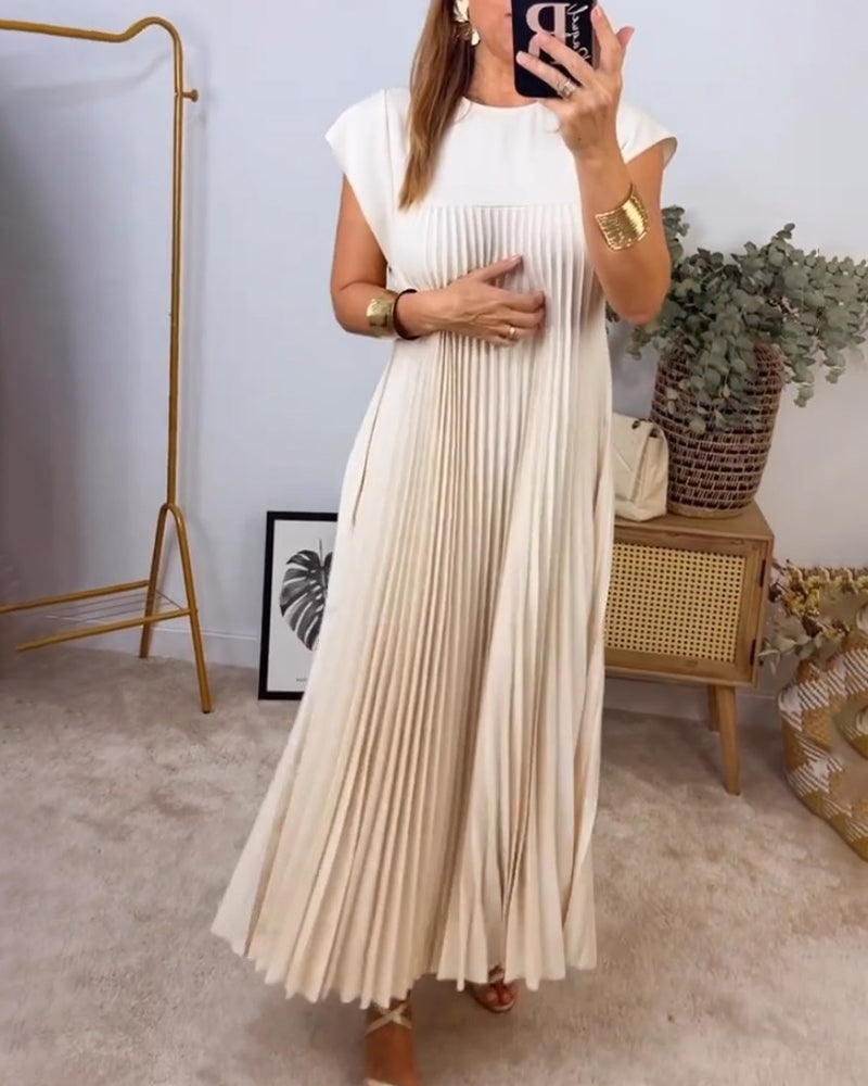 Flowing women's pleated evening dress, a comfortable and elegant choice for special events.