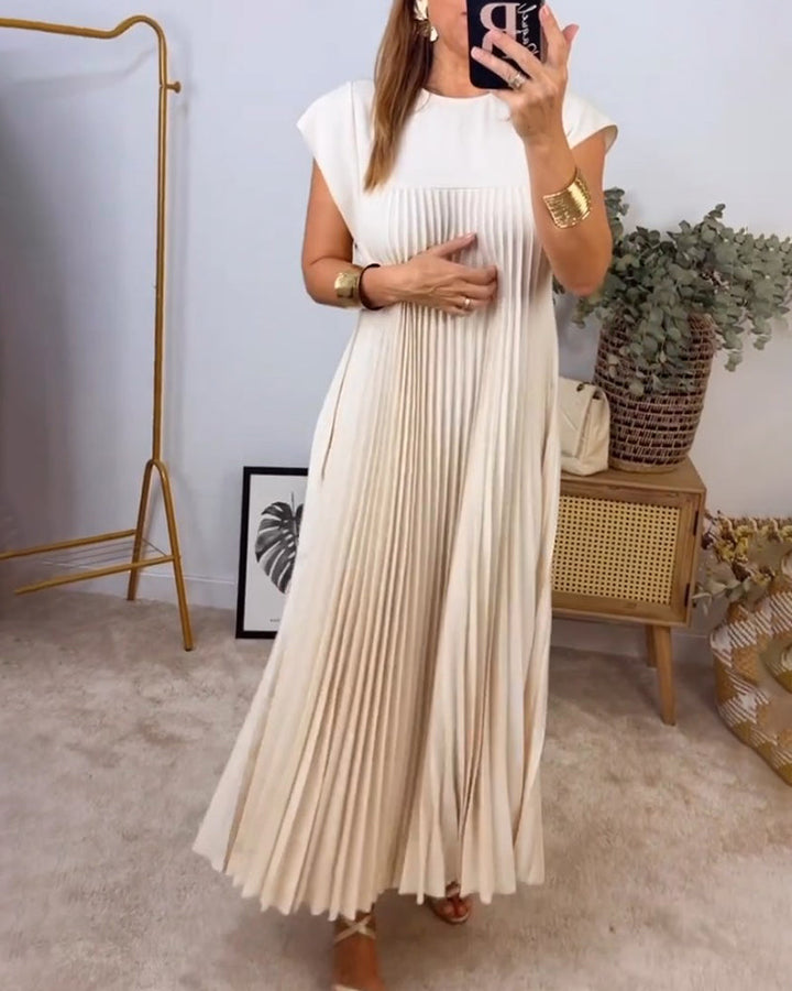 Flowing women's pleated evening dress, a comfortable and elegant choice for special events.