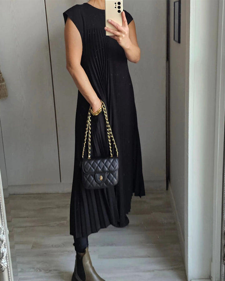 Comfortable & elegant women's pleated maxi dress, a versatile piece for day or evening wear.