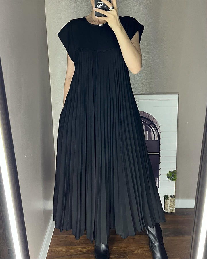 Versatile women's maxi dress with delicate pleats, ideal for casual wear or sophisticated events.