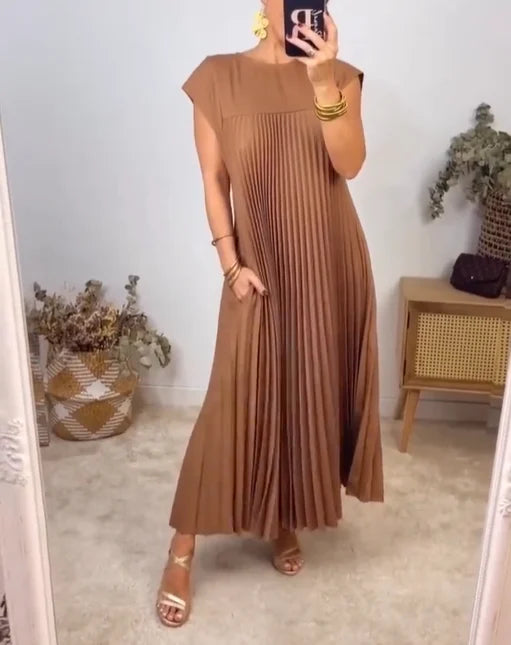 Flowing women's pleated maxi dress, an elegant choice for summer days or evening parties.