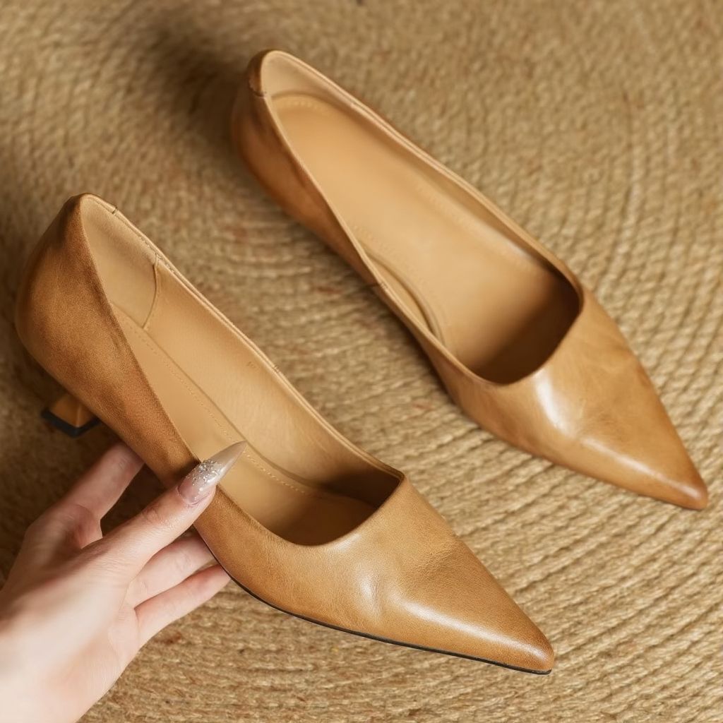 Elegant women's pointed-toe pump with a thin heel, perfect for sophisticated style.