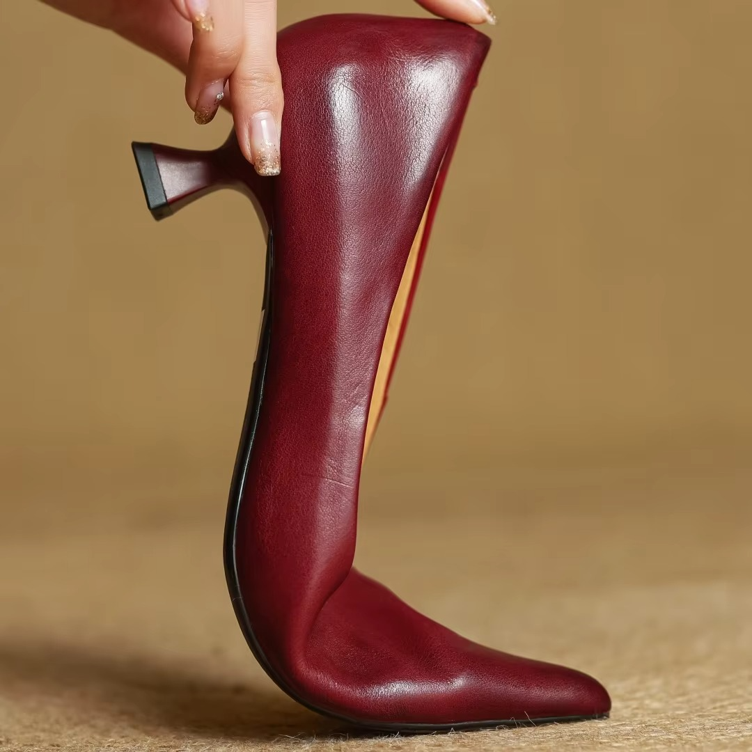Versatile women's pointed-toe pumps, thin heel, ideal for dress, work, and formal fashion.