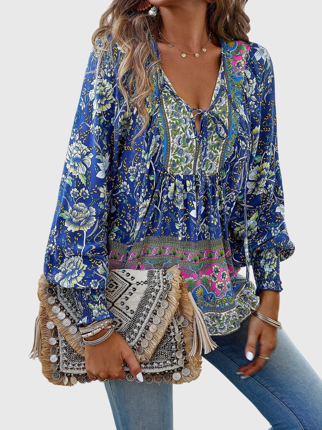 Women's elegant pullover, blending casual comfort with chic style. Long sleeve top for versatile everyday fashion.