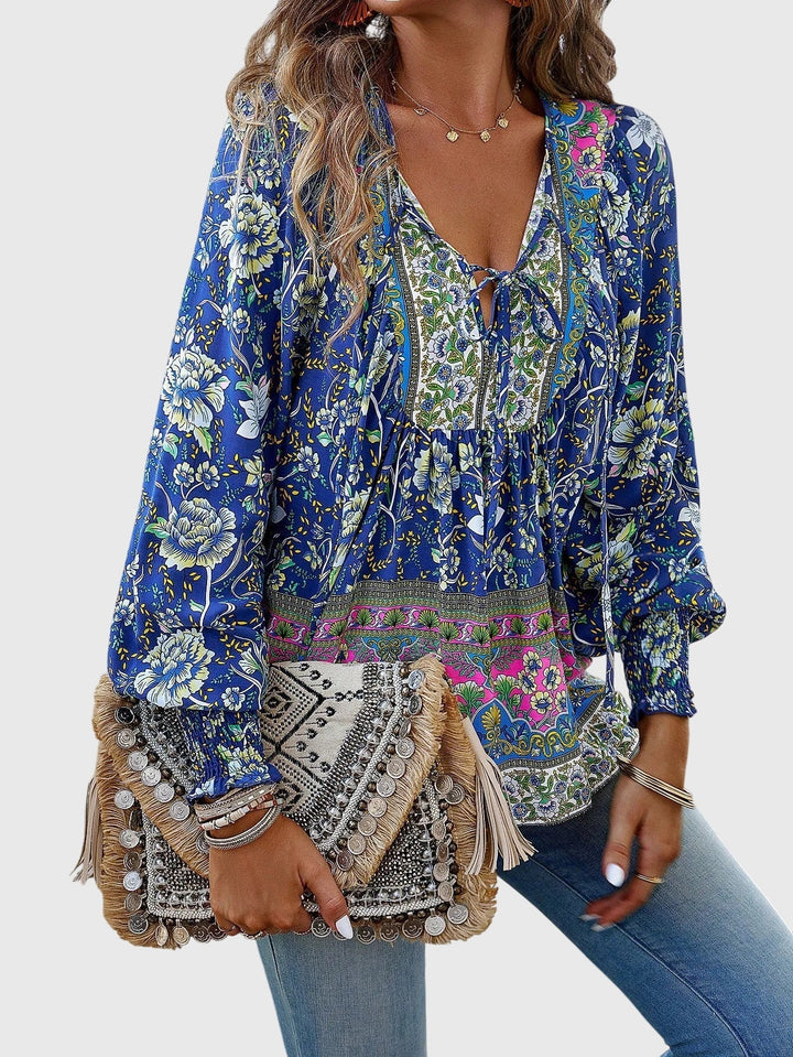 Women's elegant pullover, blending casual comfort with chic style. Long sleeve top for versatile everyday fashion.