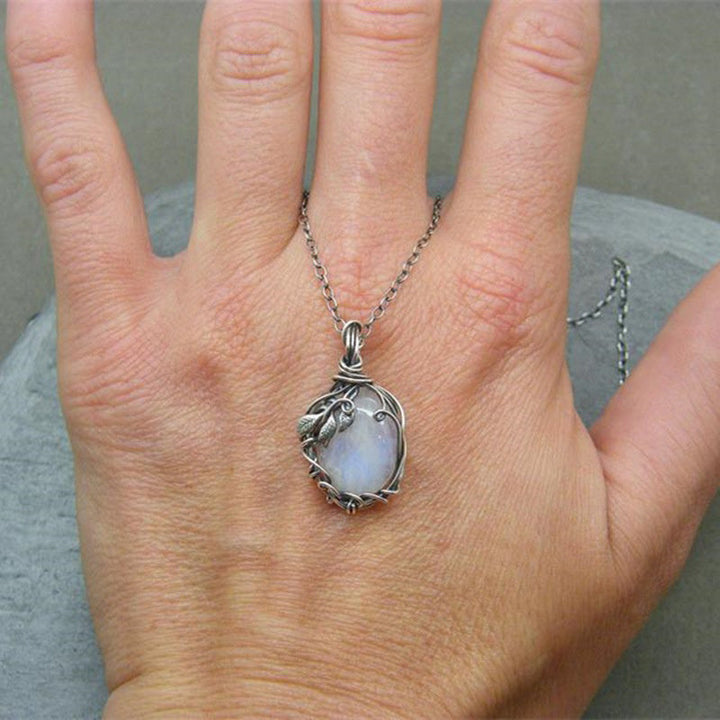 Women's elegant retro pendant necklace featuring a natural moonstone gemstone, vintage style jewelry.