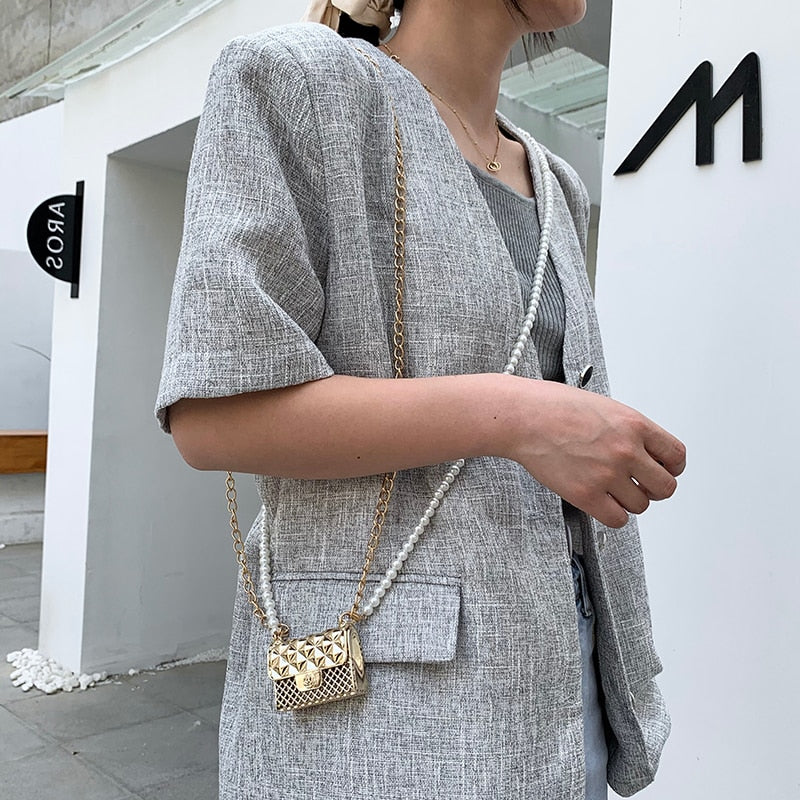Party-ready women's elegant rhinestone evening bag, a perfect accessory for special occasions.
