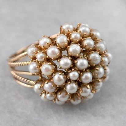 Elegant women's ring with timeless pearl inlay. Stylish fashion accessory, perfect as a statement ring.