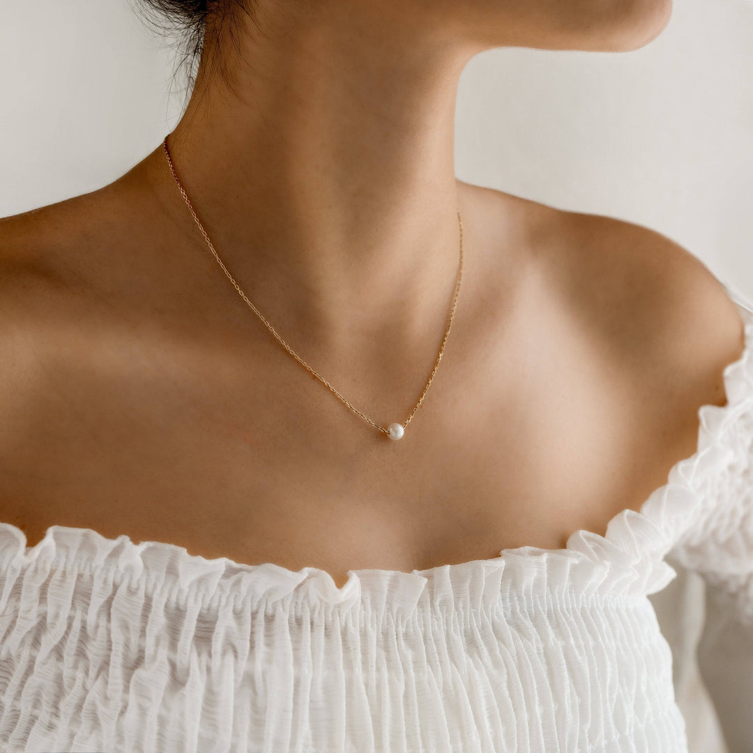 Elegant women's sea pearl necklace, adjustable. Shimmering gold & silver tones, minimalist jewelry, perfect gift.
