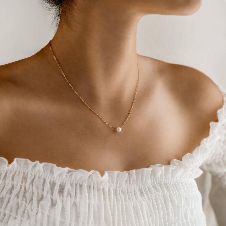 Elegant women's sea pearl necklace, adjustable. Shimmering gold & silver tones, minimalist jewelry, perfect gift.