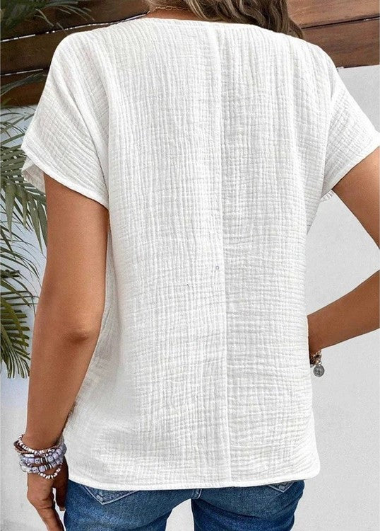 Comfortable women's short sleeve blouse, ideal for office wear or a stylish casual chic look. Elegant and versatile.