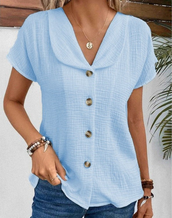 Chic and comfortable short sleeve women's blouse, perfect for easy everyday style. An elegant and versatile top.