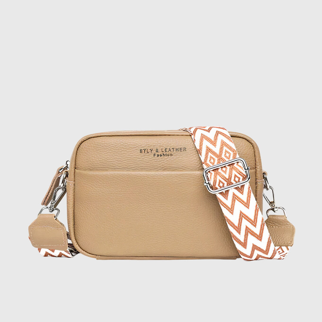 Sophisticated women's shoulder bag, a sleek and elegant everyday handbag. Fashionable versatile accessory.